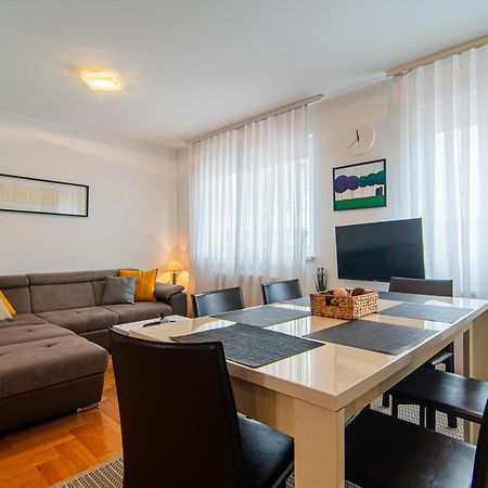Flexible Selfcheckins 97 - Zagreb - Garden - Parking- Loggia - 2 Bedrooms Exteriör bild