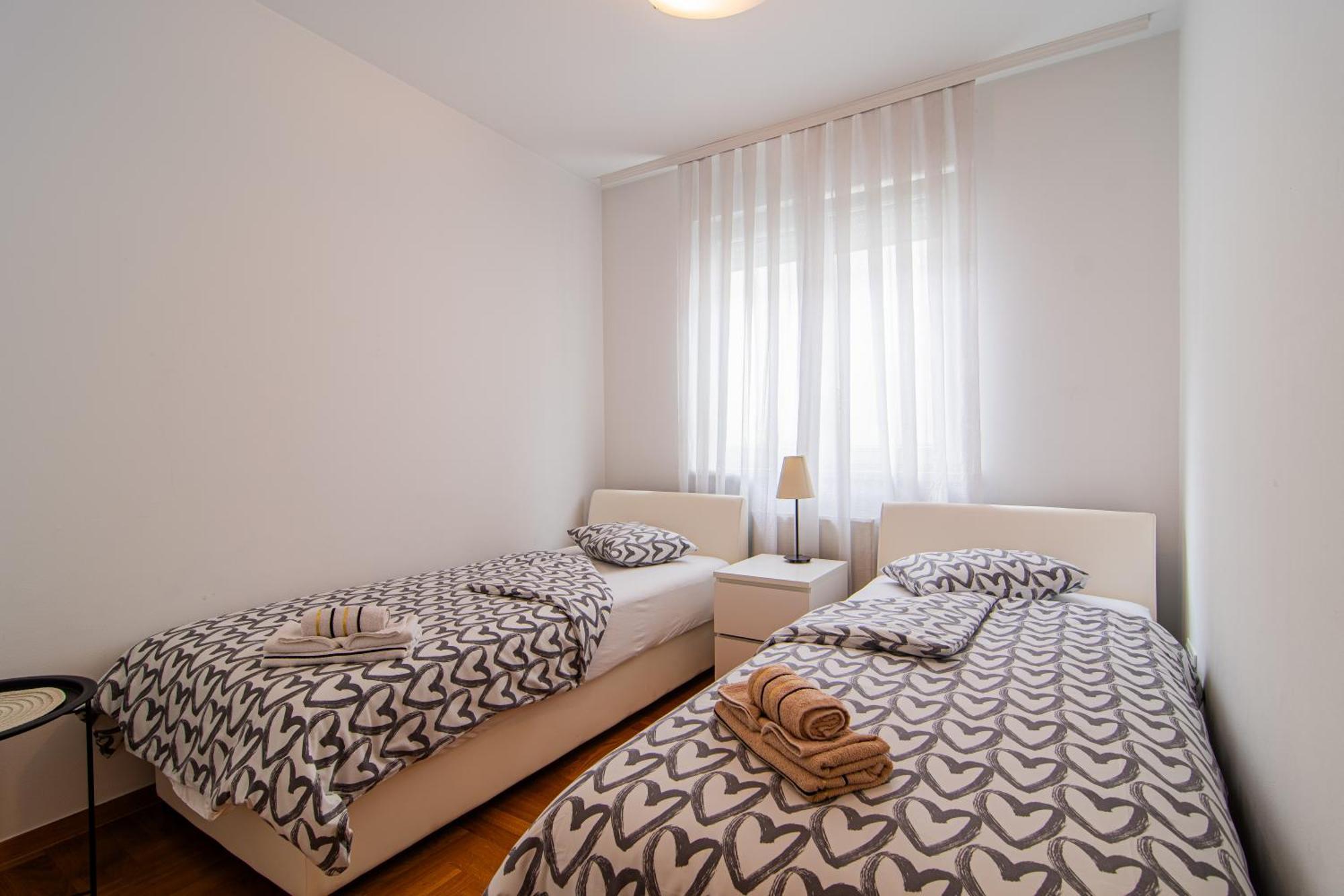Flexible Selfcheckins 97 - Zagreb - Garden - Parking- Loggia - 2 Bedrooms Exteriör bild